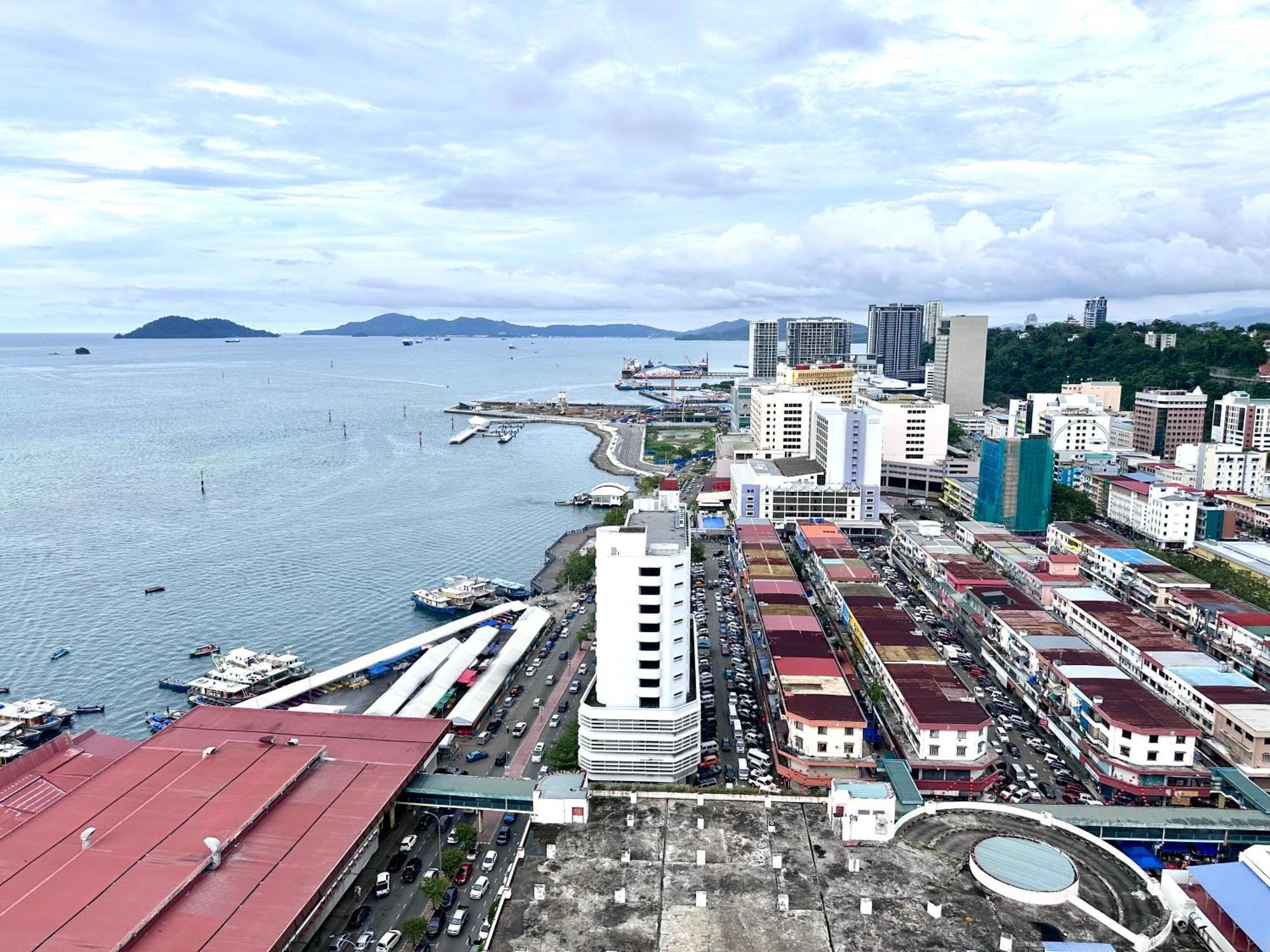 Kota Kinabalu City Centre @ The Shore By Casa Yolo エクステリア 写真