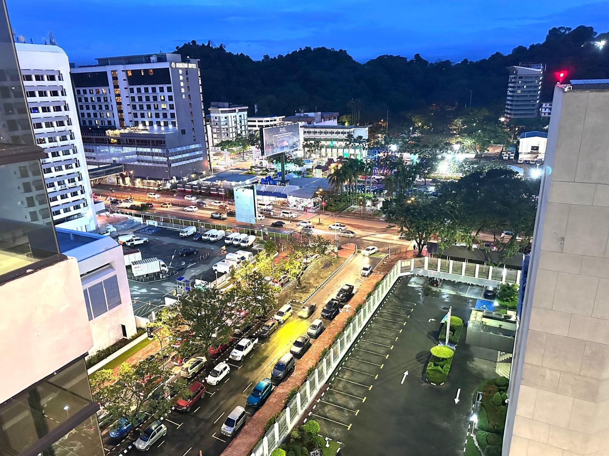 Kota Kinabalu City Centre @ The Shore By Casa Yolo エクステリア 写真