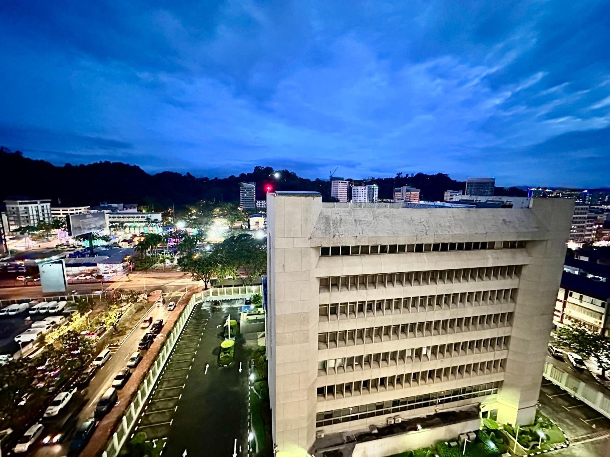 Kota Kinabalu City Centre @ The Shore By Casa Yolo エクステリア 写真