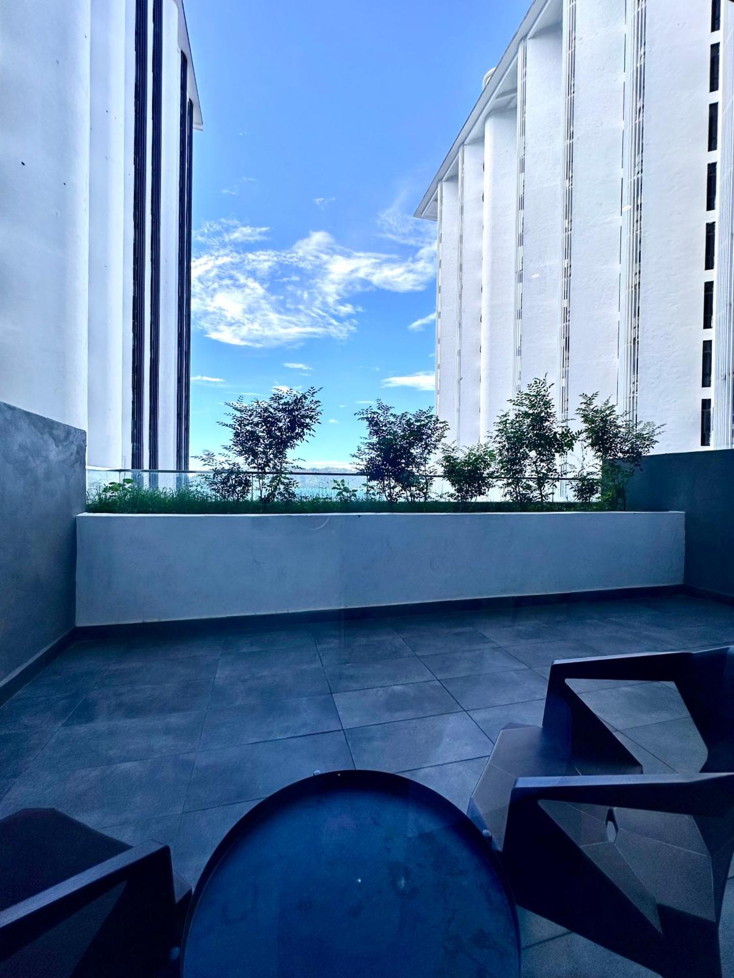Kota Kinabalu City Centre @ The Shore By Casa Yolo エクステリア 写真